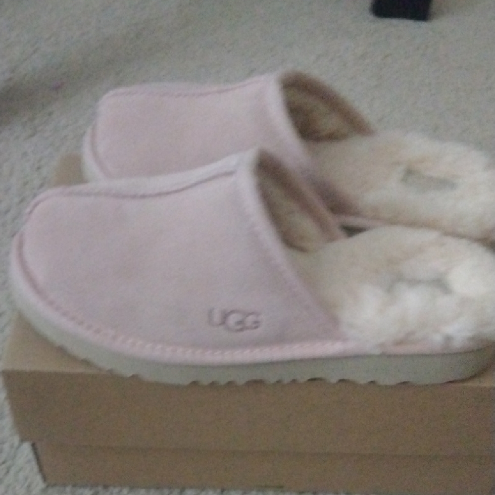 UGG Kid's :Pink Fuzzy Slippers Shoes ( Size 3 Kids) New In Box